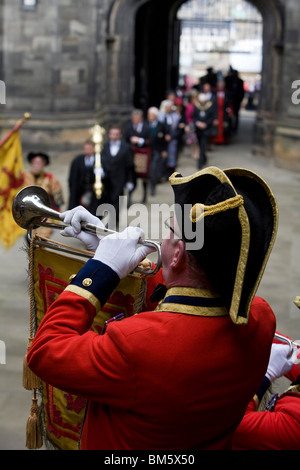 Un bugler araldi della processione di apertura all'inizio dell Assemblea Generale della Chiesa di Scozia 2010. Foto Stock