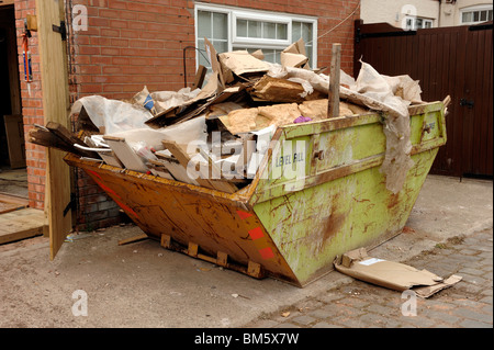 Saltare piena di spazzatura Foto Stock