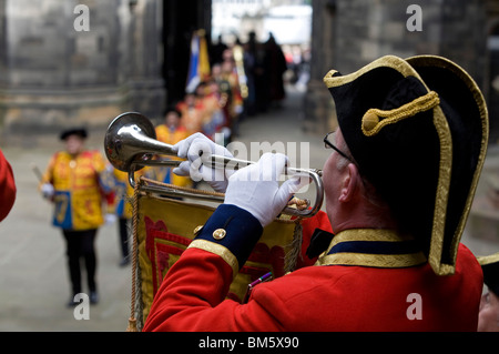 Un bugler araldi della processione di apertura all'inizio dell Assemblea Generale della Chiesa di Scozia 2010. Foto Stock