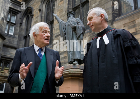 L'Assemblea Generale della Chiesa di Scozia 2010. Il Signore Alto Commissario (sinistra) chat per il nuovo moderatore Foto Stock