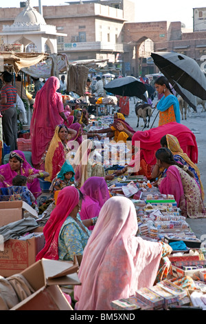 Donne schiave di vendita. Strada del mercato. Nagaur. Il Rajasthan. India Foto Stock