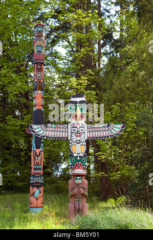 Due dei Totem presso Stanley Park, Vancouver, Canada Foto Stock