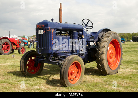 Classici trattori agricoli visualizzati al Bill Targett Memorial Rally svoltasi a Matterley Farm, Winchester il 15 maggio 2010. Foto Stock