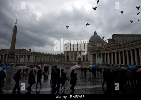 I turisti attendere sotto la pioggia in Piazza San Pietro per accedere alla Basilica di San Pietro in Vaticano, in Roma, 10 marzo 2008. Phot Foto Stock