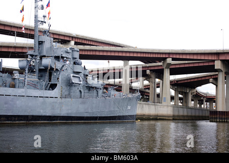 Noi destroyer nave ormeggiata in Albany New York sul fiume Hudson è il solo floating cacciatorpediniere di scorta visualizzati in America del Nord Foto Stock