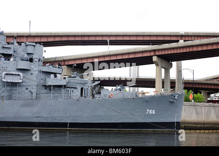 Noi destroyer nave ormeggiata in Albany New York sul fiume Hudson è il solo floating cacciatorpediniere di scorta visualizzati in America del Nord Foto Stock