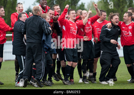 Squadra di calcio locale Dunkerque FC festeggiare la conquista del titolo di campionato Foto Stock