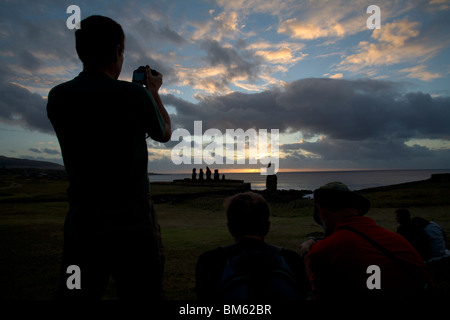 Ahu Tahai altare vicino a Hanga Roa, capitale di Rapa Nui, ( Isola di Pasqua , Isla de Pascua ) visto al tramonto Foto Stock