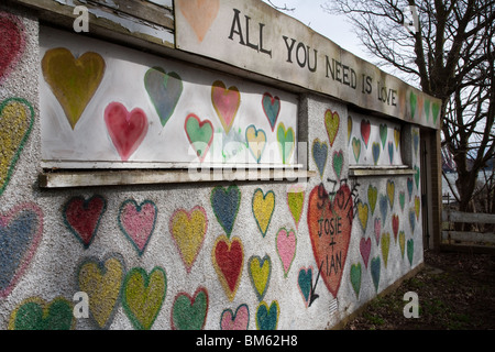 Parete Graffitied dipinta con cuori, forma e disegni, South Queensferry, Scotland, Regno Unito Foto Stock