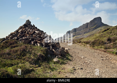 Un tumulo sulla rotta verso il promontorio roccioso di un Sgurr, il punto più alto dell'isola di Eigg, Western Isles, Scotland, Regno Unito Foto Stock