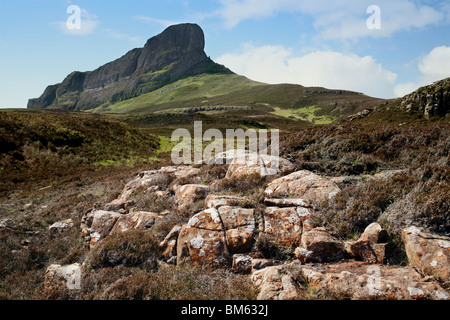 Il promontorio roccioso di un Sgurr, il punto più alto dell'isola di Eigg, Western Isles, Scotland, Regno Unito Foto Stock