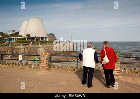 Regno Unito, Inghilterra, Devon, Ilfracombe, visitatori chattare su promenade sopra Wildersmouth Beach Foto Stock