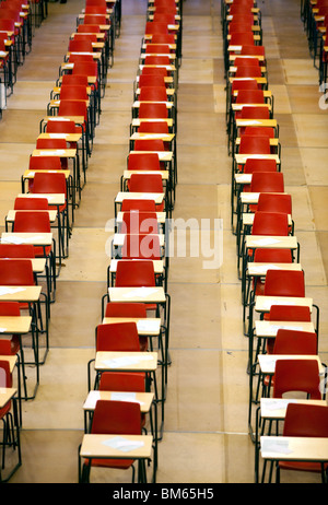 Righe di sedie e tavoli esposti nella sala grande a Univeristy di Birmingham, Inghilterra pronta per gli studenti per sostenere gli esami Foto Stock