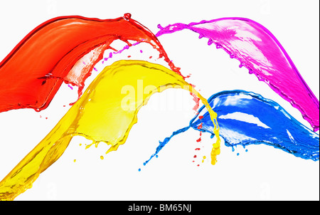 Splash di diverso colore vernici su sfondo bianco Foto Stock