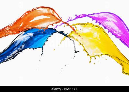 Splash di diverso colore vernici su sfondo bianco Foto Stock