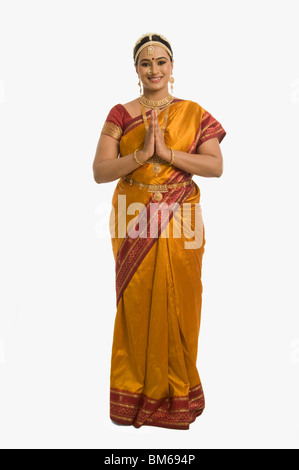Sud donna Indiana che saluto con le mani piegate Foto Stock