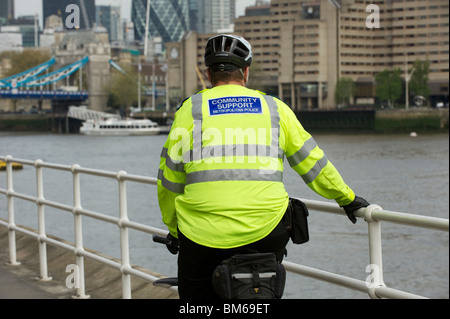 La Metropolitan Police Community Support Officer in sella a una moto Foto Stock