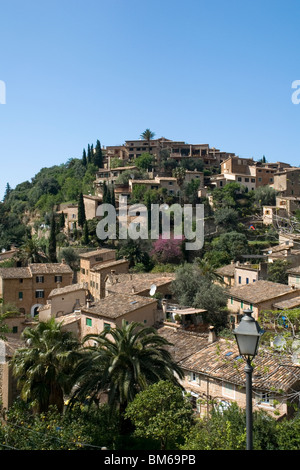 Parzialmente una vista sul grazioso villaggio di Deia, in Maiorca (Spagna). Vue partielle du petit village de Deia, à Maiorca (Espagne). Foto Stock