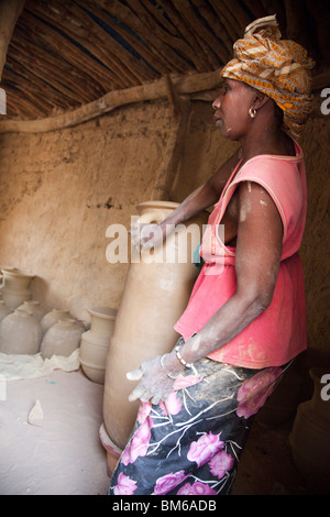 Nel villaggio di Kalabougou vicino a Segou, Mali, le donne hanno lavorato per secoli come i tradizionali ceramisti. Foto Stock