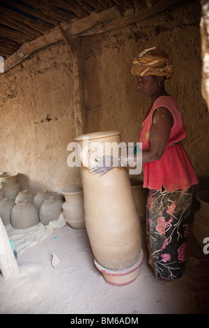 Nel villaggio di Kalabougou vicino a Segou, Mali, le donne hanno lavorato per secoli come i tradizionali ceramisti. Foto Stock