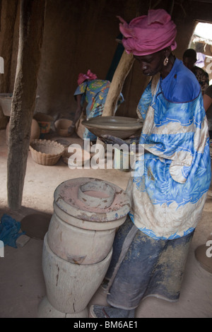 Nel villaggio di Kalabougou vicino a Segou, Mali, le donne hanno lavorato per secoli come i tradizionali ceramisti. Foto Stock