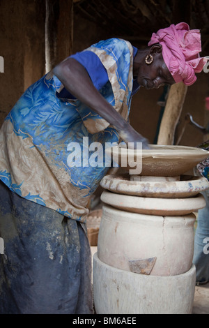 Nel villaggio di Kalabougou vicino a Segou, Mali, le donne hanno lavorato per secoli come i tradizionali ceramisti. Foto Stock