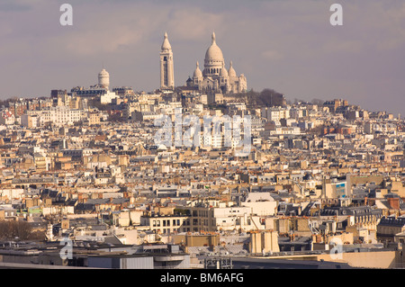 Vista sulla Basilica del Sacro Cuore e dei tetti di Parigi, Francia Foto Stock