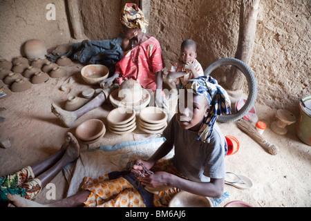 In Kalabougou in Mali, le donne hanno lavorato per secoli come i tradizionali ceramisti, con diverse generazioni di lavorare insieme. Foto Stock