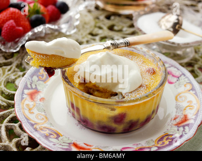 Singoli mirtillo clafoutis su un tavolo da giardino Foto Stock