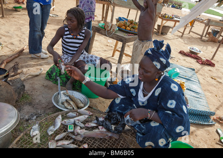 Una donna vende pesce fritto per i viaggiatori al traghetto per Djenne, Mali. Foto Stock