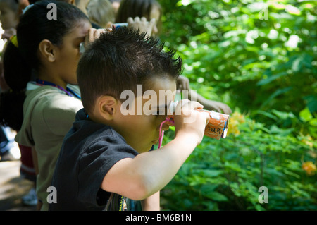 Primo grado studenti vanno birdwatching nel Central Park di New York con un binocolo fatti in casa Foto Stock