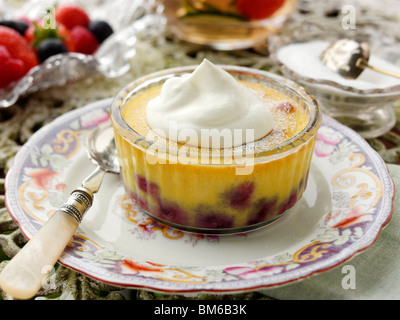 Singoli mirtillo clafoutis su un tavolo da giardino Foto Stock