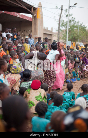 La danza delle donne in una danza tradizionale cerchio in onore dell arrivo del presidente Amadou Toumani Toure Djenne in Mali. Foto Stock