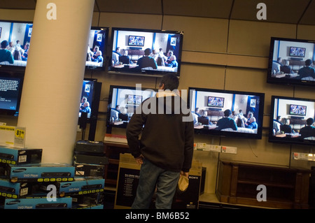 Ai clienti di sfogliare il televisore a schermo piatto, visualizzazione in un Best Buy negozio di elettronica in New York Foto Stock