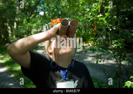 Primo grado studenti vanno birdwatching nel Central Park di New York con un binocolo fatti in casa Foto Stock