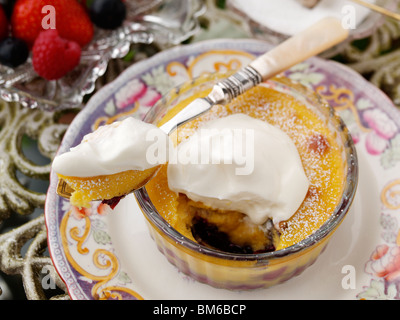 Singoli mirtillo clafoutis su un tavolo da giardino Foto Stock