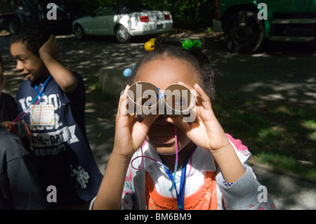 Primo grado studenti vanno birdwatching nel Central Park di New York con un binocolo fatti in casa Foto Stock