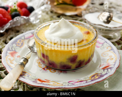 Singoli mirtillo clafoutis su un tavolo da giardino Foto Stock