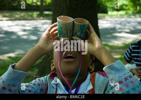 Primo grado studenti vanno birdwatching nel Central Park di New York con un binocolo fatti in casa Foto Stock