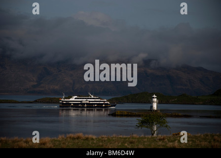 MV signore del Glens passando Sgeir Bhuidhe faro in Loch Linnhe Argyll Scozia Scotland Foto Stock