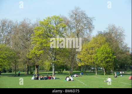 Persone che si godono Wandsworth Common in un giorno di sole primavera, Londra, Inghilterra Foto Stock