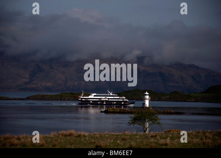 MV signore del Glens passando Sgeir Bhuidhe faro in Loch Linnhe Argyll Scozia Scotland Foto Stock