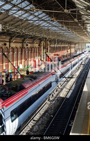 Vergine treno pendolino a Preston stazione sulla linea principale della costa occidentale in Lancashire, Inghilterra Foto Stock