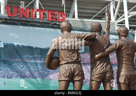 Il Manchester United, Santa Trinità statua a Old Trafford, Manchester, Inghilterra Foto Stock