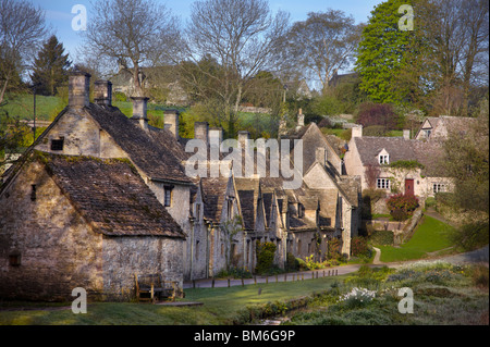 Arlington fila nel villaggio di Bibury, Gloucestershire, Inghilterra. Foto Stock