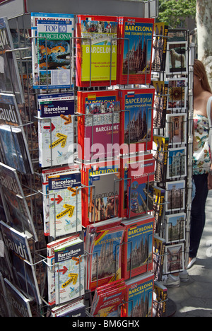 Cartolina e libro guida Display, Barcellona, Spagna Foto Stock