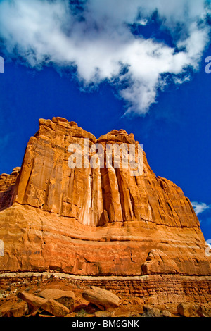 La Entrada pareti di pietra arenaria di Courthouse Towers in Arches National Park nello Utah, sono giustapposti con le nuvole e il blu del cielo. Foto Stock