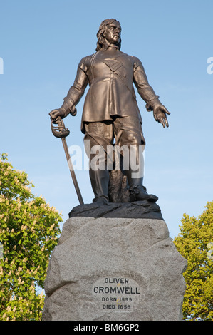 Statua di Oliver Cromwell, Wythenshawe Park,Wythenshawe, Manchester, UK. Da Matteo nobile dal ritratto da Lely. Foto Stock