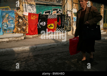 Sovietico e Jolly Roger bandiere in una strada souvenir shop nel quartiere Anafiotika ad Atene, in Grecia. Foto Stock