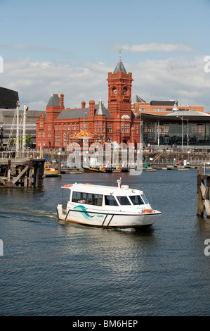 Un aquabus in Cardiff Bay, con il Rosso Mattone di Edificio Pierhead in background, Wales UK Foto Stock